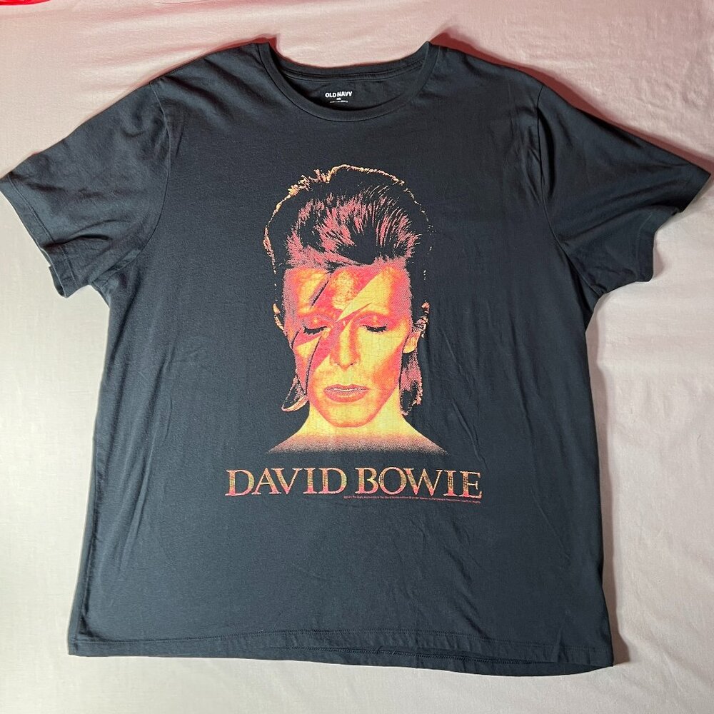 Old Navy t-shirt featuring a portrait of David Bowie in his iconic "Aladdin Sane